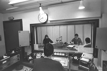 תחנה בזמן – יואב גינאי מראיין את מרדכי נאור בגל"צ על ימיו בגלי-צה"ל